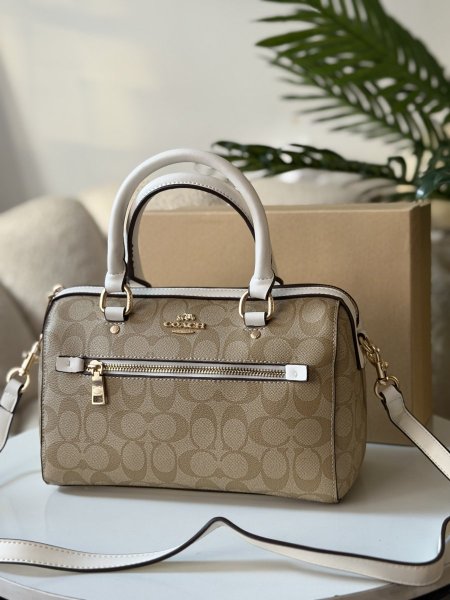 حقيبة كوتش لون بيج وابيض